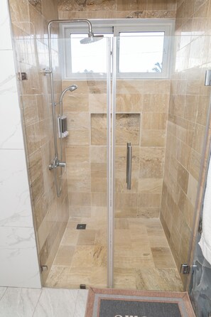 Een douche, een haardroger, handdoeken, zeep