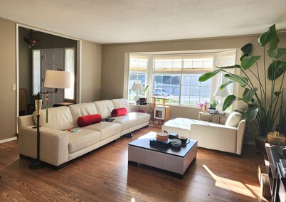 Cozy Room in a High-End Cougar Mountain Home