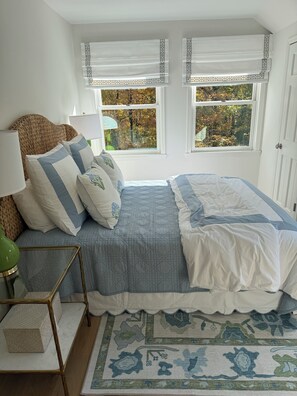 2 عدّة غرف نوم وخدمة الإنترنت وملاءات أسرّة