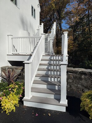 Property grounds - Newly Renovated Charming Greenwich Guest Cottage (Greenwich)