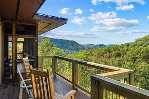 Property grounds - 5B/4B Luxe Cabin w/ Hot Tub, Firepit & Game Room (Sevierville)