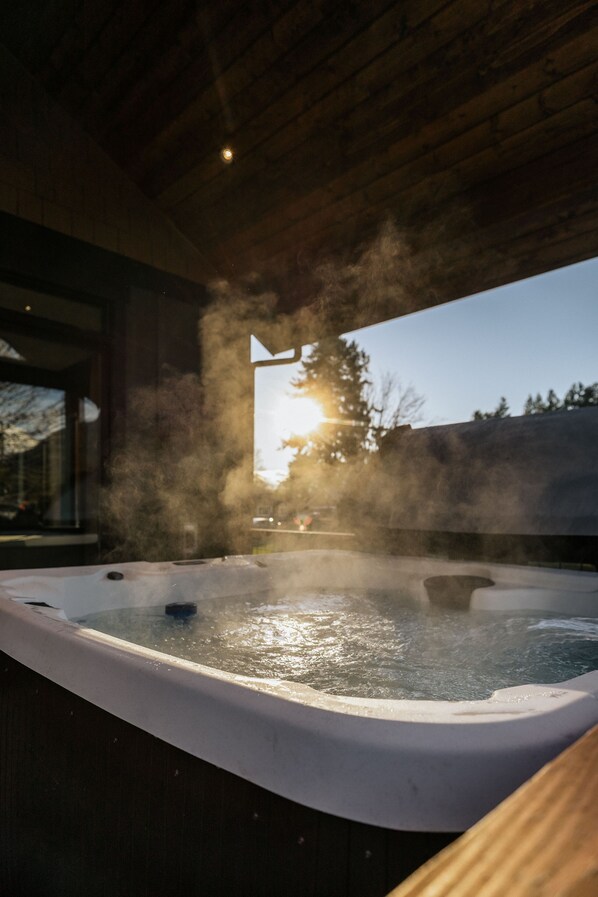 Outdoor spa tub