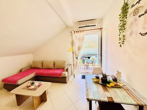 Chambre double, vue sur la mer | Aire de séjour