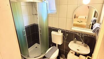 Kamar Double Ekonomi, patio | Kamar mandi | Sandal