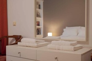 2 habitaciones, escritorio y tabla de planchar con plancha 