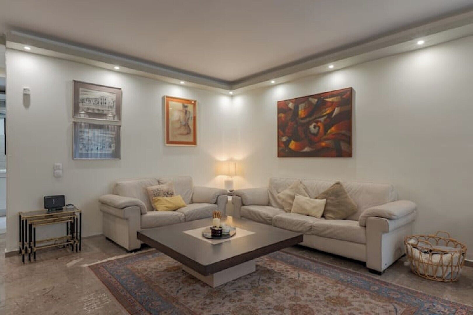 Smart-TV, Bücher, Stereoanlage