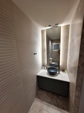 Een douche, een haardroger, handdoeken, zeep