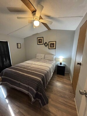 2 عدّة غرف نوم وواي فاي مجانًا وملاءات أسرّة