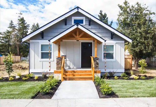 Cozy 2 bed/ 2 bath Bungalow with AC in Charming Downtown Puyallup!