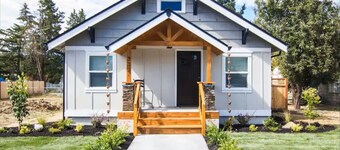 Cozy 2 bed/ 2 bath Bungalow with AC in Charming Downtown Puyallup!