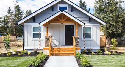 Cozy 2 bed/ 2 bath Bungalow with AC in Charming Downtown Puyallup!