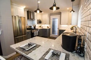 Microondas, horno, parrilla de estufa y lavavajillas 