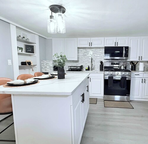 Contemporary Apartment- Prime Location to MBTA