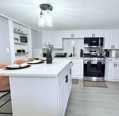 Contemporary Apartment- Prime Location to MBTA