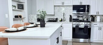 Contemporary Apartment- Prime Location to MBTA