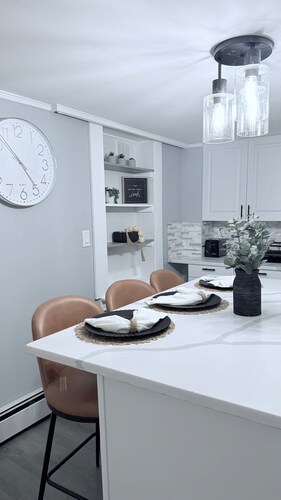 Contemporary Apartment- Prime Location to MBTA