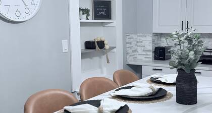 Contemporary Apartment- Prime Location to MBTA