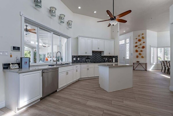 Een koelkast, een magnetron, een oven, een kookplaat