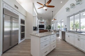 Een koelkast, een magnetron, een oven, een kookplaat