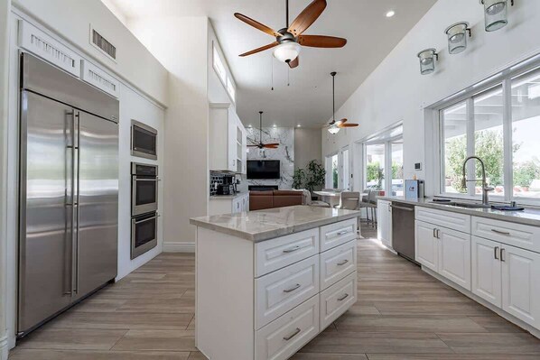 Refrigerador, microondas, horno, placa de cocina