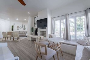 Télévision, cheminée