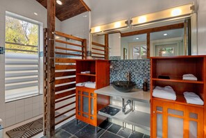 Hair dryer, towels, soap, shampoo - Riverfront Retreat near Bend's Drake Park (Bend)
