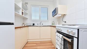 ثلاجة، ميكروويف، فرن، موقد طهي مسطح