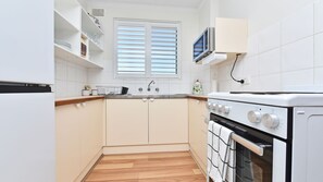 ثلاجة، ميكروويف، فرن، موقد طهي مسطح