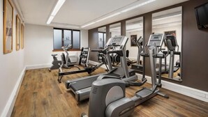 A gym with treadmills, elliptical machines, and stationary bikes. - Holiday Inn NORTHAMPTON by IHG (Northampton)