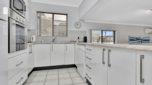 Een koelkast, een magnetron, een oven, een kookplaat