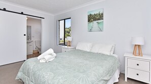 3 slaapkamers, een strijkplank/strijkijzer, gratis wifi, beddengoed