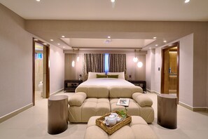 4 bedrooms, desk, iron/ironing board, free WiFi
