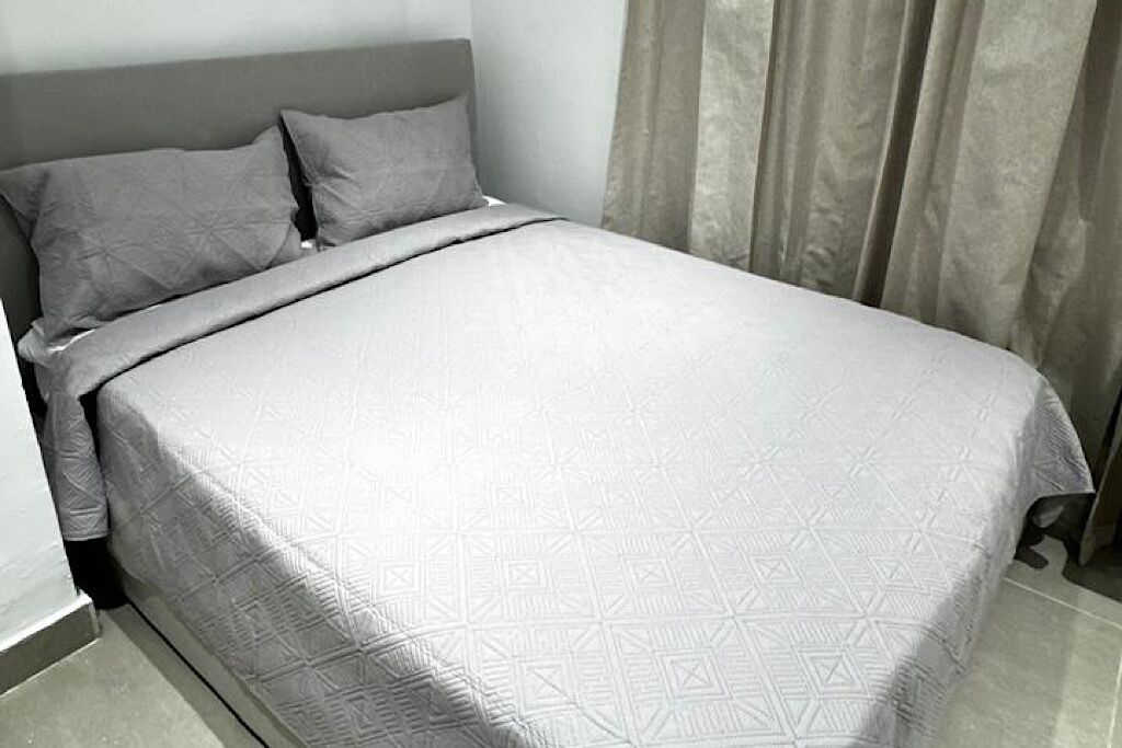 2 habitaciones, tabla de planchar con plancha, wifi y ropa de cama 