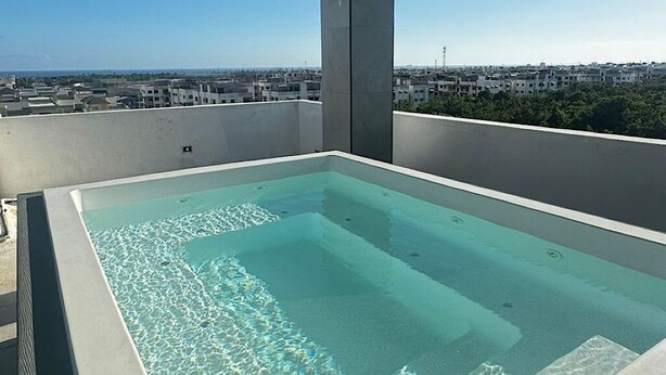 A rooftop infinity pool with a clear view of the cityscape. - Refuge of LOVE in Santo Domingo East.  (Santo Domingo Este)