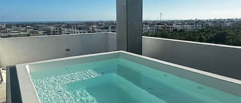 Bañera de hidromasaje al aire libre