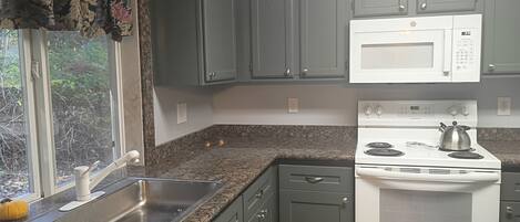 Een koelkast, een microgolfoven, een oven, een kookplaat