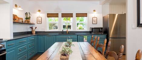 Een microgolfoven, een oven, een kookplaat, een vaatwasser