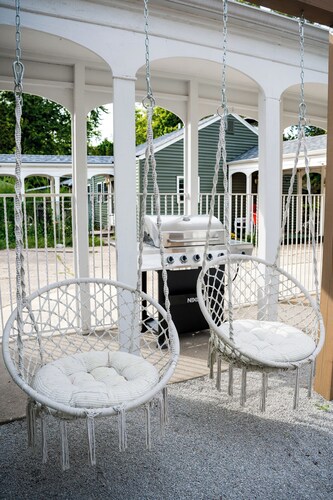 Home 2 blocks from U of I campus! Game Room and Outdoor Area