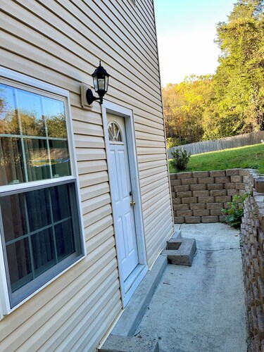 Cozy 1BR with Full Bath & Your Own Entrance, and convenient parking