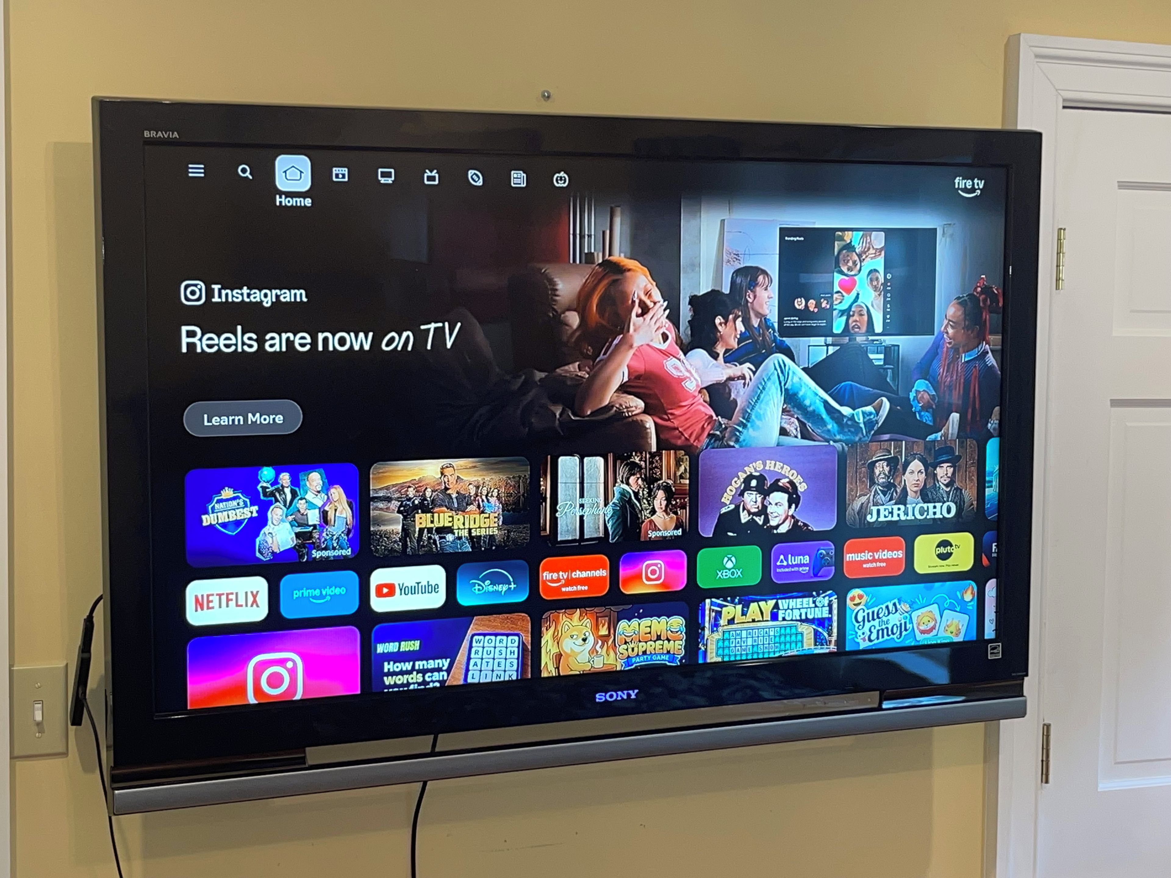Un écran de télévision affichant une variété de services de diffusion en continu et un bouton intitulé « En savoir plus ».