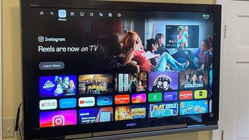 Un écran de télévision affichant une variété de services de diffusion en continu et un bouton intitulé « En savoir plus ».