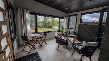 Televisión y chimenea