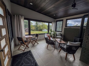 Televisión y chimenea