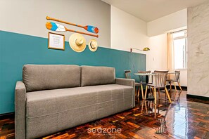 Apartamento básico | Zona de estar | Smart TV de 32 pulgadas con canales digitales