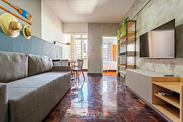 Basic-Apartment | Wohnbereich | 32-Zoll-Smart-TV mit Digitalempfang