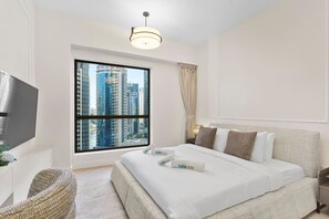 4 soverom, skrivebord, strykejern/-brett og reiseseng for barn