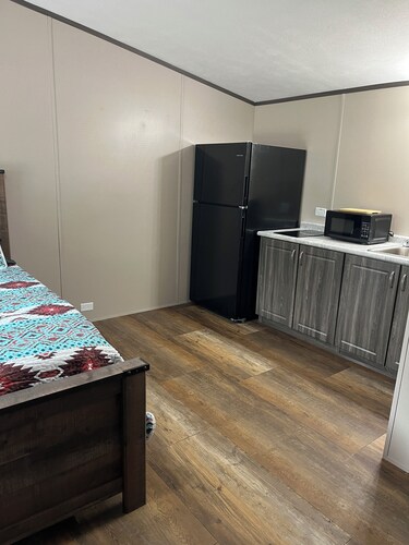 Rustic studio with AC and big screen tv in wonderful Sweeny