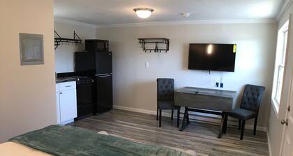All-inclusive studio apartment with utilities included-Unit 2