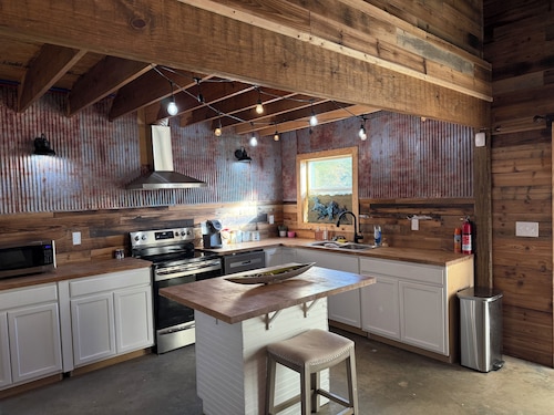 Charming and quiet  1-bedroom loft barndominium on 12 acres with RV hookups