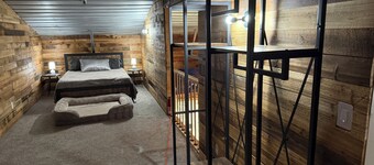 Charming and quiet  1-bedroom loft barndominium on 12 acres with RV hookups